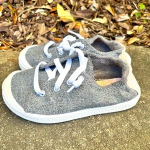 Toddler girls slip on canvas shoe